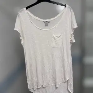 Tunn vit T-shirt från hm i storlek L. Perfekt att ha till sommaren!!