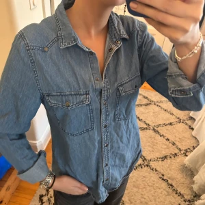 Jeansskjorta  - Jeansskjorta från mobil, bra skick🥰