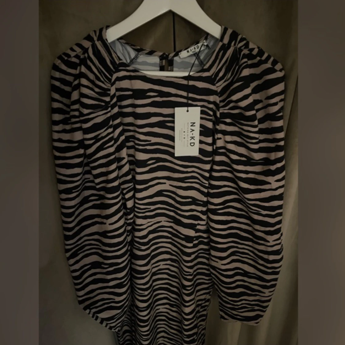 Ny zebramönstrad klänning  - 90