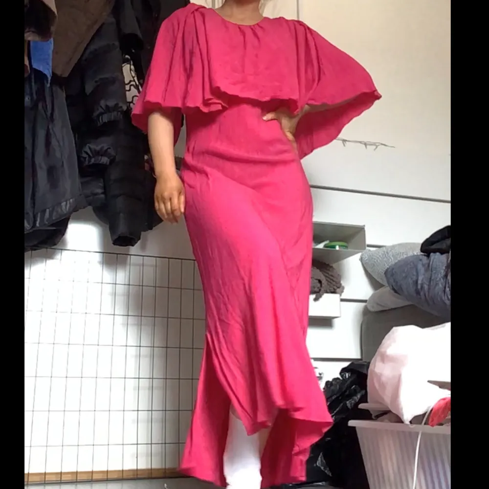 Ursnygg klänning från Zara i cerise rosa i strl L, sparsamt använd. Klänningar.