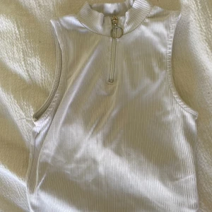 Vit topp - En vit topp från lager157, säljer då den inte används längre.