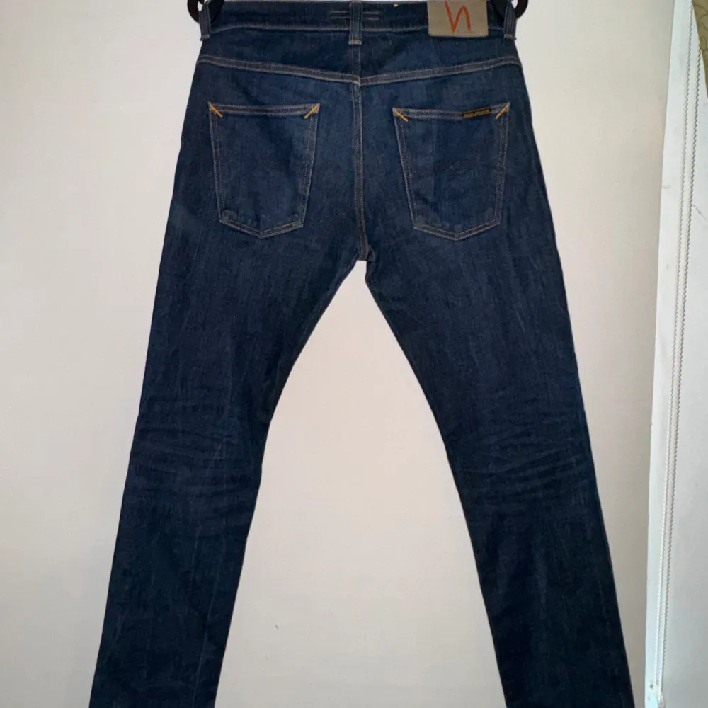 Jätte snygga nudie jeans i väldigt eftertraktad modell Grim Tim. Passformen är slim fit och skicket är 9.5/10 har haft på de 2 gånger. Ny pris ligger runt 1600. Storlek W32 L32. Jeans & Byxor.