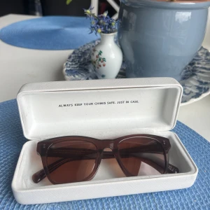 Chimi solglasögonen 07 brun - Brun 07 Chimi solglasögon färgen heter coco #007 använt några gånger men inget fel med dom hade även bytt mot 08 i svart eller blåa