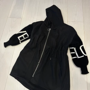 Kofta - Oversized kofta. Passar även att använda som tunnare vårjacka. 