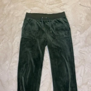 Juicy couture byxor - Nyskick, endast använda några gånger. Säljer pga är förstora för mig.  