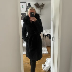 Kappa - Hollies kappa i storlek 34, jättefint skick. Finns även päls till ärmarna. 