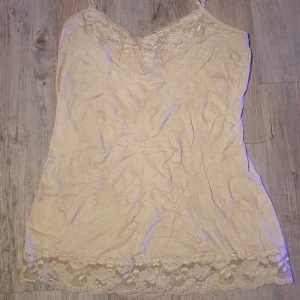 Snygg spets spagetti-ärmade långtröja - En alternativ sommartop eller sovklädesplagg som är hyfsat tight/lång och därmed kan fungera som en väldig kort klänning ✨️