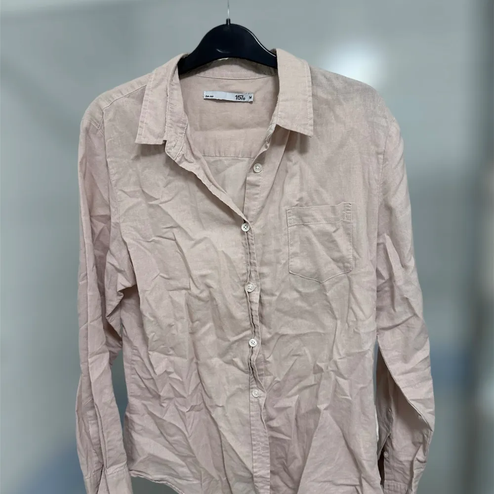 Jättefin laxrosa skjorta från Lager 157!! Fin som det är eller att ha tex vitt linne under! . Skjortor.