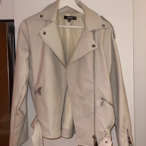 Vit skinnjacka  - En super fin vit skinnjacka i nyskick endast använd en gång från missguided. Storlek 34 men passar en 36a också då den e lite oversize. Super fin nu till våren/sommaren☀️