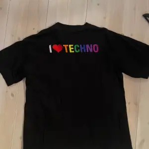 Hej! Säljer nu min balenciaga tshirt från ”I love techno” kollektionen.   Väldigt bra skick!  XS i storlek mdd sitter som en large! 