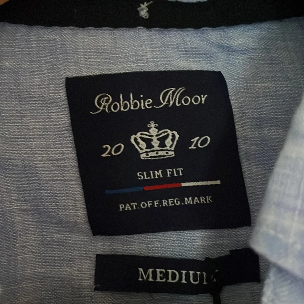Tja säljer min snygga skjorta från franska märket Robbie moor i passformen slimfit. Materialet är 100% Linné. Skriv om du har några frågor🙌😊✍🏻. Skjortor.
