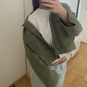 Grön jeansjacka - Grön jeansjacka från Gina💘 Superfin till våren/sommaren. Är i storlek L men har en snygg fit på mig som är i storlek s! Lägg prisförslag om ni vill!