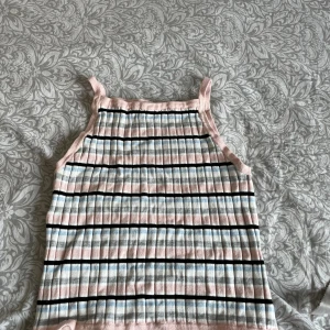 Två linnen - Storlek: 134-140 Skick : använd 2-3 gng 20 kr styck