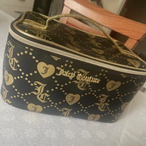 Ny Juicy Couture smink väska - Helt ny och oanvänd, köptes i USA. Väldigt stor storlek så man får plats med mycket smink.