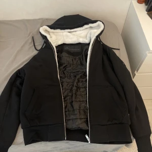 Moose Knuckles Bunny - Säljer min Moose kofta eftersom att jag inte använder den. Den är i ny skick och kan även byta mot märkes väst