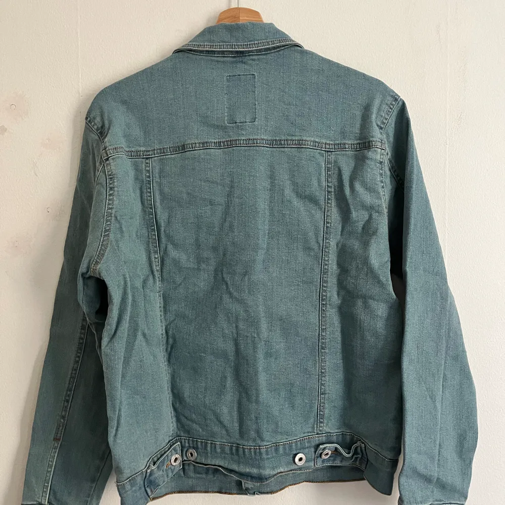 Denim jacket from Solid in classic light blue and small. Normal in fit. The jacket is practically new, no damage whatsover. Fit me perfectly (I’m a skinny guy, 176cm tall and 66kg).. Jackor.