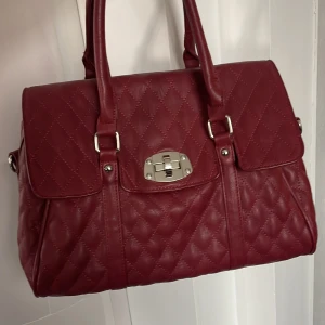 Röd handväska  - Ganska rymlig röd handväska. Superfin! Skriv om det behövs fler bilder eller liknande🤗🤗