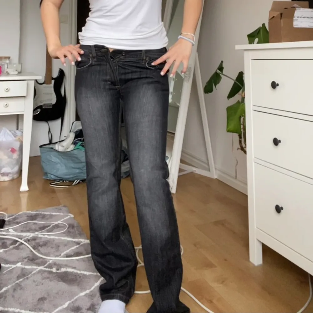 Säljer dessa vintage lågmidjade jeans då de inte passar längre. Väldigt bra skick och är lite långa på mig som är 167 cm, kontakta vid fler frågor💕. Jeans & Byxor.