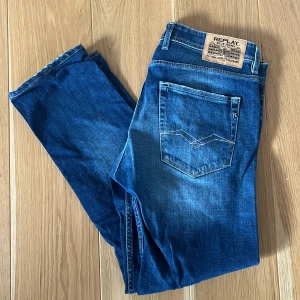 Replay jeans W:33 L:32 - Säljer ett par replay jeans i modellen grover då de inte passar mig. De har nästan aldrig använts.