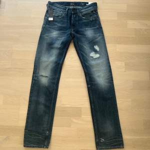 | Nya Replay Jeans | Storlek: 28/34 | Passar: 180 ca | Pris: 549 |