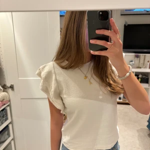 Sommar topp - Jätte söt beige tshirt/topp med detaljer på ärmarna🌸