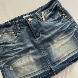Så fin mini jeans kjol med as najs detaljer bl.a på fickorna! Jätte skön och snygg och as najs till sommaren. Köpt för ca 399 😊❤️👌