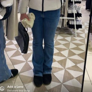 Lågmidjade jeans 💙👖 - Hej! Jag säljer nu mina lågmidjade blåa bootcut jeans från Gina Tricot! Jag köpte de i november 2022 och har använt det ganska mycket, men fortfarande i gott skick. De är lite slitna längst ner i benen, vilket jag mest tycker är snyggt! Läs min bio! 💙