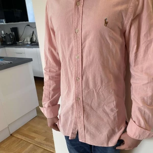 Polo Skjorta  - Tja! Säljer denna super snygga polo skjortan som är i superbra skick. Priset går att diskutera vis snabb förhandling. Skriv om du har någon fråga. Gå in på min profil för att hitta andra kläder och skor i andra färger och storlekar!