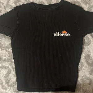 ellesse tröja - Den är äkta och köpt för nån månad sen för 300kr. bra skick ingen skada ser helt ny ut