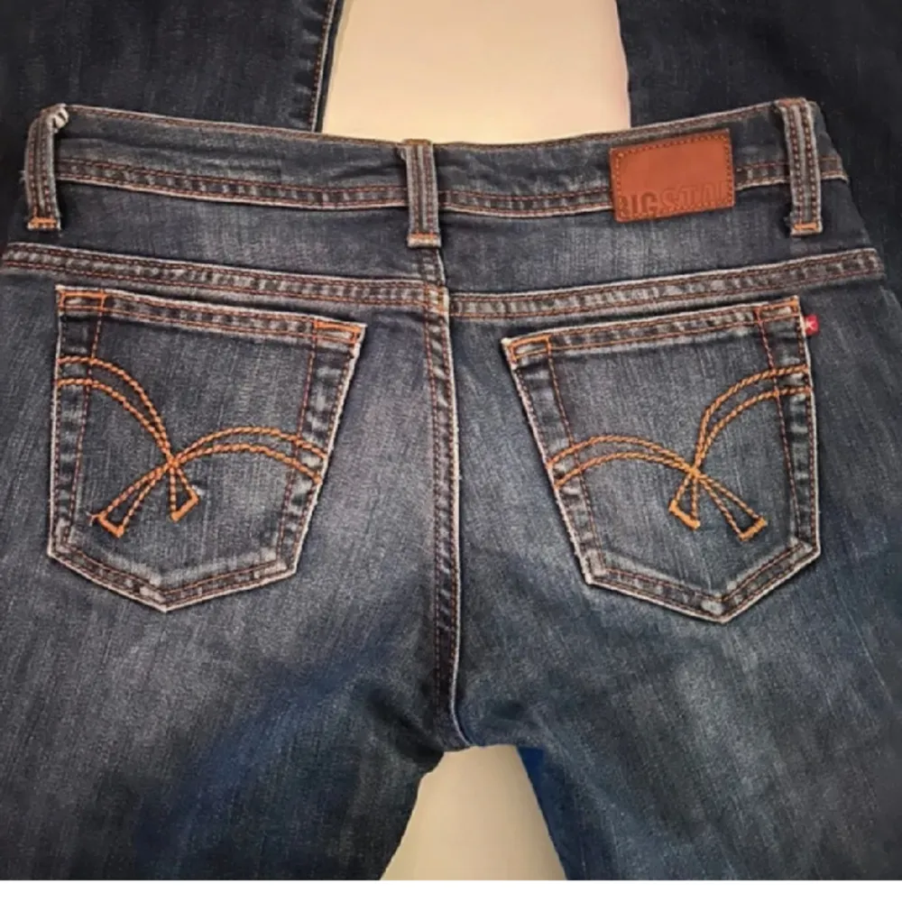 Säljer dessa nästan nya jeans köpta här på plick då dem inte passade mig tyvärr! Skitsnygga💞. Jeans & Byxor.