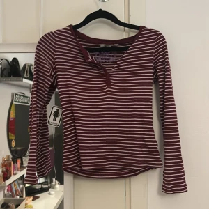 randig babytee - Säljer pga den är för liten och har bytt stil Finns liknade plagg på min profil🫶🏻 