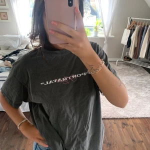 Grå tshirt  - Snygg oversized T-shirt med tryck! Knappt använd 