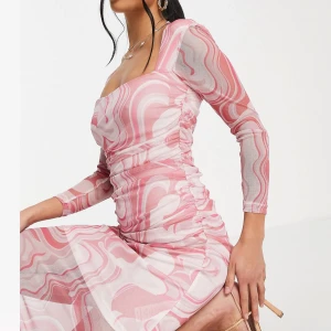 Virvelmönstrad midiklänning i mesh - Miss Selfridge Petite Rosa Virvelmönstrad midiklänning i mesh