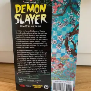 Vol. 23 av animanga serien Demon Slayer på engelska! Helt oanvänd. Priset går att diskutera :)