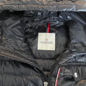 Jag vill sälja min äkta Moncler jacka eftersom den är för liten för mig den är storlek 164cm och är nästan oanvänd och mycket bra skick ingen kvitto. snabb affär kan priset sänkas