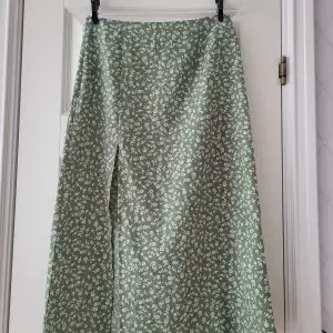 Blommig lång grön kjol med slits från shein. Använd fåtal gånger. Storlek S. 