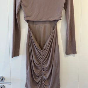 Snygg klänning från Nelly🖤 - Säljer denna klänning från Nelly i storlek S.  Öppen i ryggen 😍