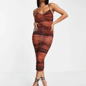 Midiklänning - Klänning med scrunch fram och bak. Storlek 34 på lappen men väldigt stretchig skulle säga att den passar XS-M. Aldrig använd lappar kvar 