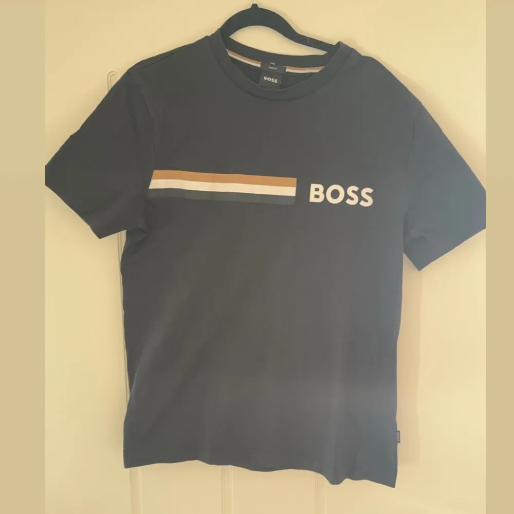 Tjena! Säljer en riktigt snygg Hugo boss t-shirt riktigt fräsch till sommaren size S skick 9/10. T-shirts.