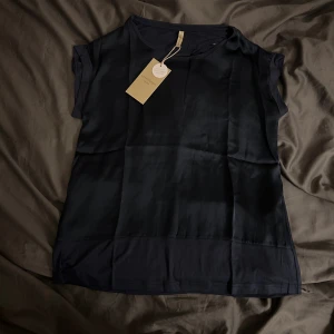 Blå satintröja  - Snygg lyxig oanvänd tröja med prislappen kvar på!