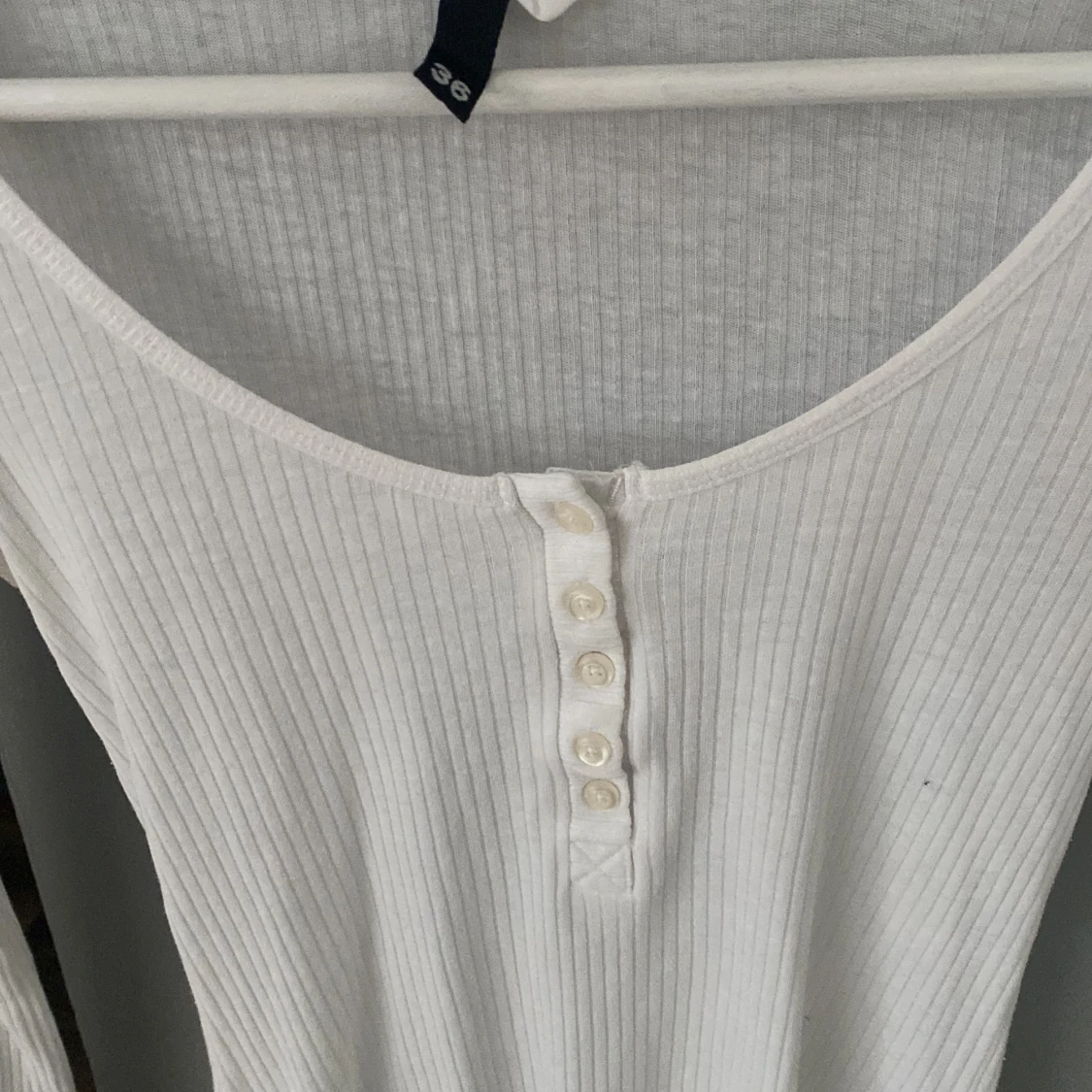 långärmad vit tröja med knappar från H&M🙏 - 91