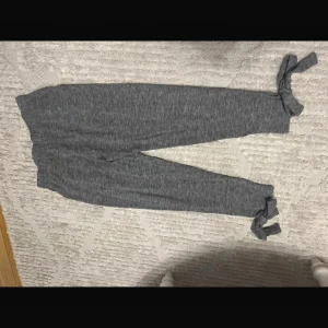 Mjukisbyxor med rosetter - Söt rosett detalj vid fötterna, har tyvärr aldrig blivit använda strl M men skulle säga att de är mer som en S