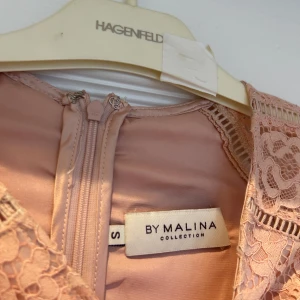 By Malina klänning - Säljer nu en super söt by malina klänning, perfekt till sommaren eller studentmottagningar🥰hör gärna av er vid frågor