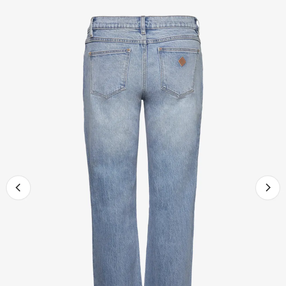 Säljer mina vrålsnygga abrand jeans, low waist, straight leg, storlek 27 skulle säga passar xs/s, köpta för 1099 . Jeans & Byxor.