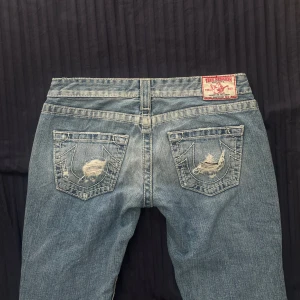True religion jeans  - Midjemått: 40cm Innerbenslängd: 84 cm Liten slitning vid hälen på ena benet vilket inte alls märks av, annars i nyskick💕💕
