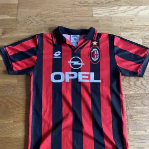 AC Milan hemmatröja 98/98, skick 10/10, tröjan har ej använts. Köpt för 1000kr
