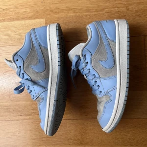 Air Jordan 1 Low University Blue Grey  - Är välanvända men fortfarande i bra skick! 