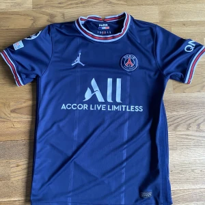 PSG hemmatröja 21/22 Messi 30 - PSG hemmatröja 21/22 Messi 30, Används fåtalet gånger, bra skick.