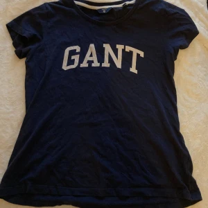 Gant t-shirt - Marinblå äkta Gant t-shirt.💕