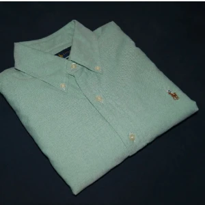 Ralph Lauren skjorta - Skjorta från Ralph Lauren i storlek S. Skjortan är i nyskick och en utmärk val för de varmare månaderna. Nypris är 1599kr och vår pris är 249kr. Vid fler frågor eller funderingar tveka inte att höra av er. Passa på!